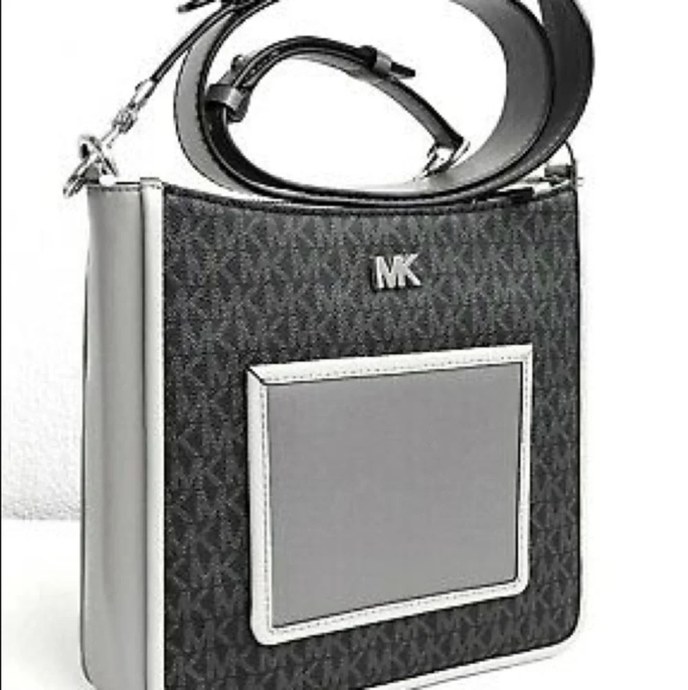 Michael Kors Gloria Pocket Swing Pack Crossbody